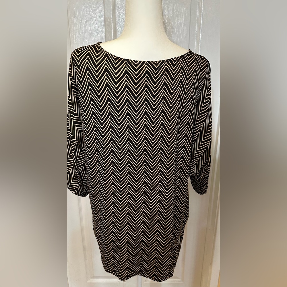 Chico’s Top Tunic black gold flower floral gold abstract design size 2 - Picture 6 of 7